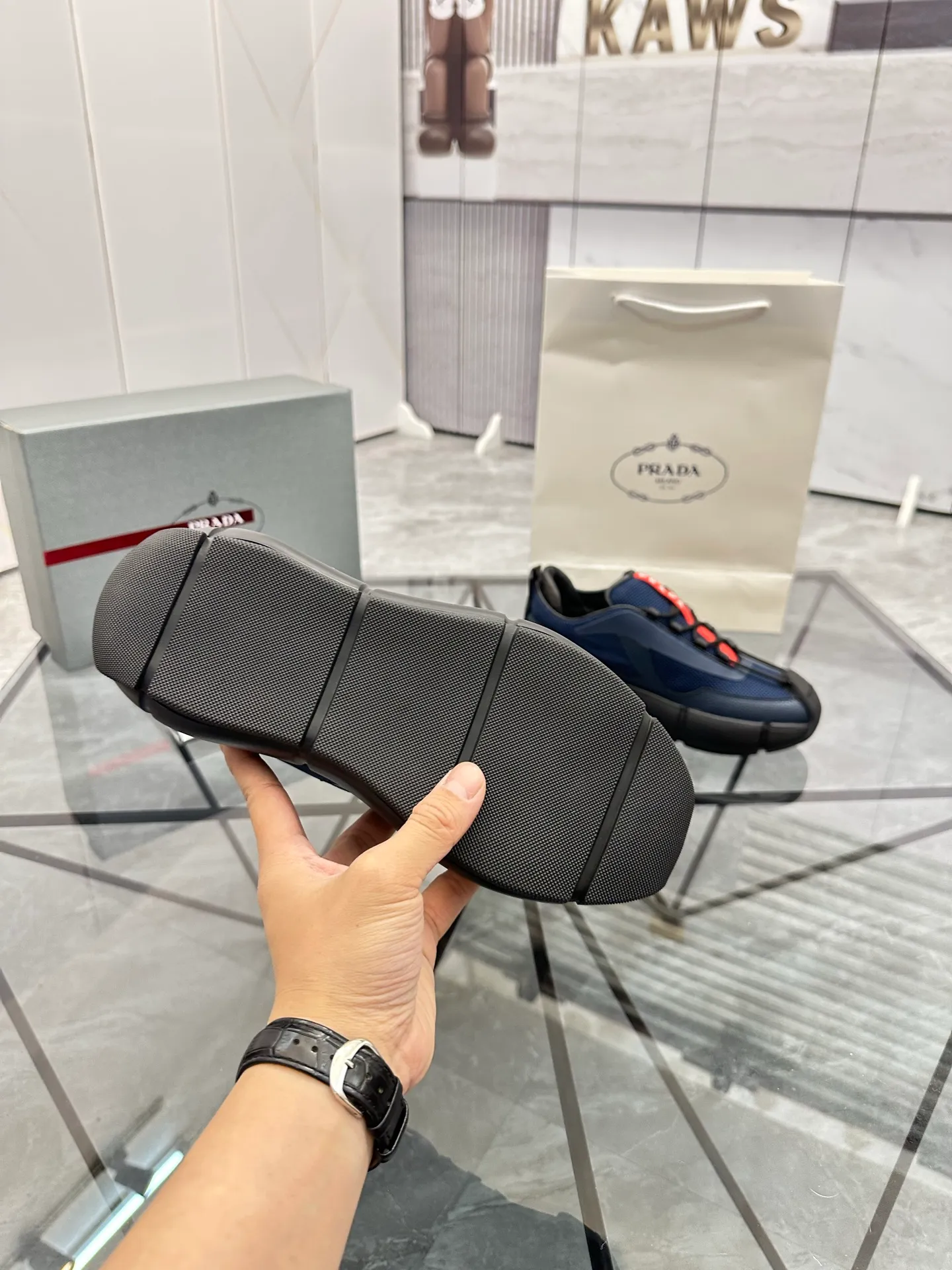 Men's shoes: 💰P500¥ High-end, complete package Product trademark: Prada *"Prada*" low-top casual shoes Regular size: 38-44 (can be customized to 45.46) Couple style Product materials: Upper imported cowhide stitched with original fabric, sheepskin lining, original outsole. Number: 846